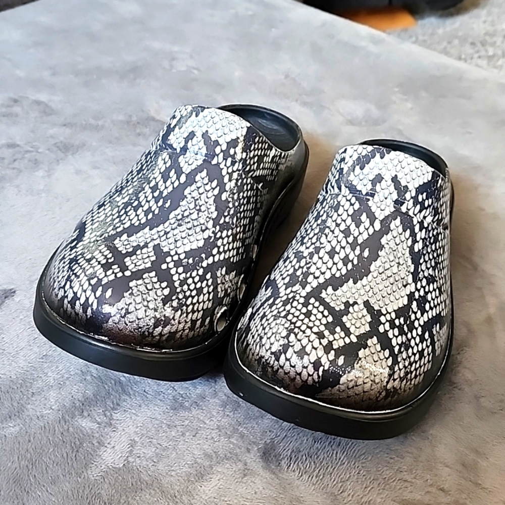 Oofos Recovery Lite Clogs